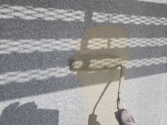 矢切部スタッコ壁（中塗り塗装）<br />
<br />
こちらは、ラジカル制御塗料です。<br />
<br />
＜ラジカル制御塗料とは？＞<br />
白系やクリーム系などを調色する際に必要不可欠な酸化チタンという顔料が、紫外線に当たると塗料の樹脂や有機顔料を劣化促進させる「ラジカル」という現象を起こします。（塗膜劣化現象の1つチョーキングを引き起こす原因）このラジカルによる樹脂の劣化を防ぐ為、高耐候酸化チタンと光安定剤のパワーを最大限発揮させ開発された、注目塗料です。